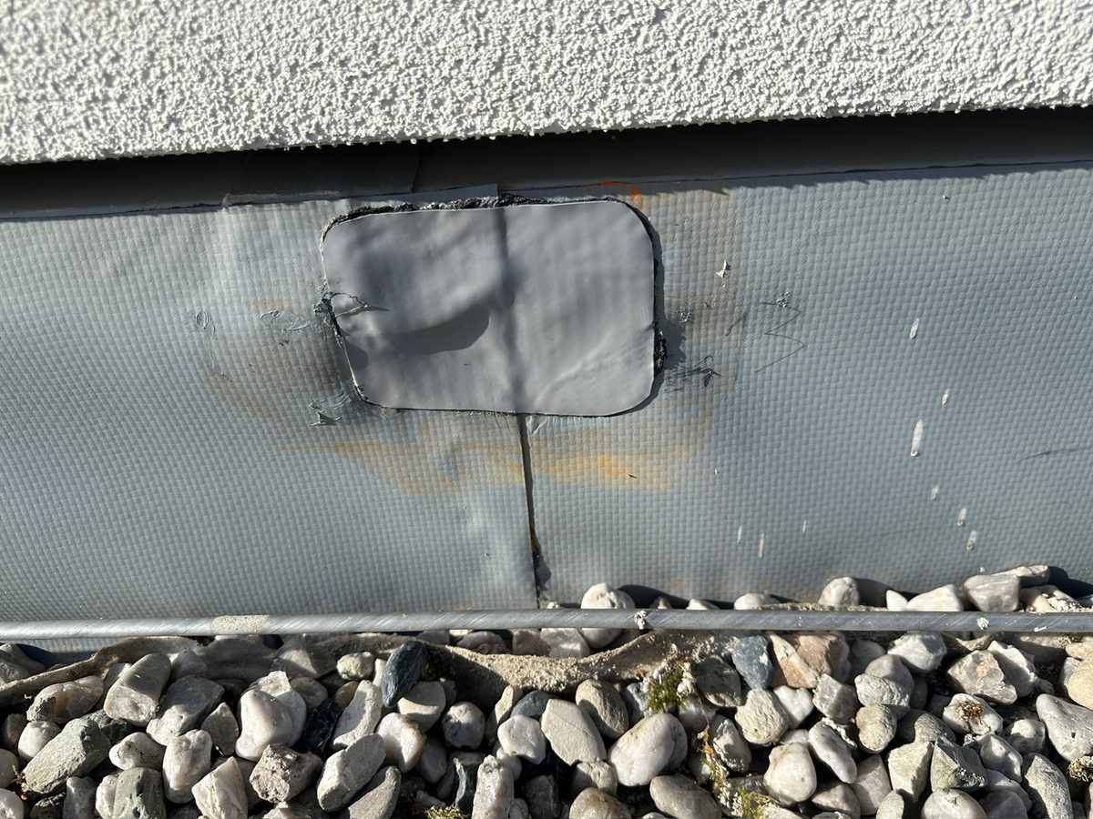 Přeplátovaný a navařený detail fólie na atice po opravě