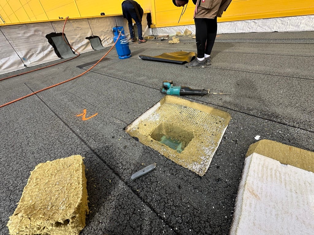 Otevřená kontrolní sonda ve skladbě ploché střechy haly s minerální izolací
